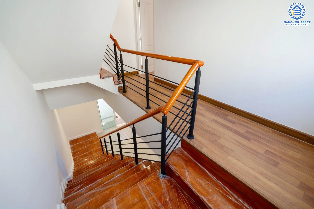 บ้านมือสองตกแต่งใหม่ ม.วิสต้าปาร์ค แจ้งวัฒนะ บ้านสไตล์ Modern 3 ชั้น บนเนื้อที่มากถึง 22.8 ตร.ว. ฟังก์ชั่นพร้อม 3 ห้องนอน 3 ห้องน้ำ บนทำเลคุณภาพใกล้ เซ็นทรัลแจ้งวัฒนะ, จุดขึ้นทางด่วน แจ้งวัฒนะ และรถไฟฟ้า "สถานีศูนย์ราชการนนทบุรี" เพียง 10 นาที...