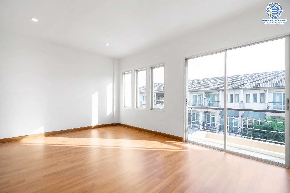 บ้านมือสองตกแต่งใหม่ ม.วิสต้าปาร์ค แจ้งวัฒนะ บ้านสไตล์ Modern 3 ชั้น บนเนื้อที่มากถึง 22.8 ตร.ว. ฟังก์ชั่นพร้อม 3 ห้องนอน 3 ห้องน้ำ บนทำเลคุณภาพใกล้ เซ็นทรัลแจ้งวัฒนะ, จุดขึ้นทางด่วน แจ้งวัฒนะ และรถไฟฟ้า "สถานีศูนย์ราชการนนทบุรี" เพียง 10 นาที...