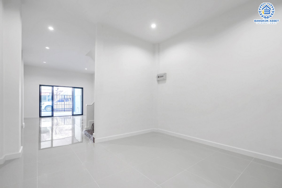 บ้านมือสองตกแต่งใหม่ ม.ไทยธานีวิลล่า2 โชคชัย4 ทาวน์เฮ้าส์ 3 ชั้นหลังใหญ่ ห้องมุม บนเนื้อที่มากถึง 25 ตร.ว. ฟังก์ชั่นพร้อม 4 ห้องนอนใหญ่ 3 ห้องน้ำ บนทำเลทองใจกลางแหล่งชุมชน สะดวกสบายเชื่อมต่อรวดเร็ว ใกล้จุดขึ้นทางด่วน "รามอินทรา-อาจณรงค์" และใกล้รถไฟฟ้าสายสีเหลือง (สายอนาคต) "สถานีโชคชัย4"