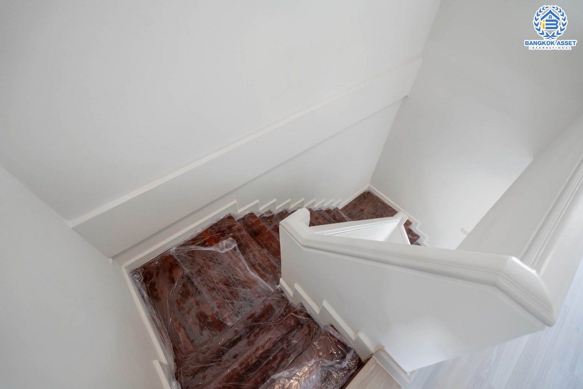 บ้านมือสองตกแต่งใหม่ ม.ไทยธานีวิลล่า2 โชคชัย4 ทาวน์เฮ้าส์ 3 ชั้นหลังใหญ่ ห้องมุม บนเนื้อที่มากถึง 25 ตร.ว. ฟังก์ชั่นพร้อม 4 ห้องนอนใหญ่ 3 ห้องน้ำ บนทำเลทองใจกลางแหล่งชุมชน สะดวกสบายเชื่อมต่อรวดเร็ว ใกล้จุดขึ้นทางด่วน "รามอินทรา-อาจณรงค์" และใกล้รถไฟฟ้าสายสีเหลือง (สายอนาคต) "สถานีโชคชัย4"