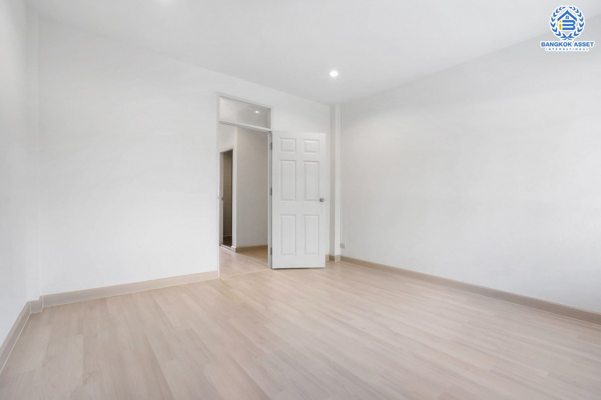 บ้านมือสองตกแต่งใหม่ ม.ไทยธานีวิลล่า2 โชคชัย4 ทาวน์เฮ้าส์ 3 ชั้นหลังใหญ่ ห้องมุม บนเนื้อที่มากถึง 25 ตร.ว. ฟังก์ชั่นพร้อม 4 ห้องนอนใหญ่ 3 ห้องน้ำ บนทำเลทองใจกลางแหล่งชุมชน สะดวกสบายเชื่อมต่อรวดเร็ว ใกล้จุดขึ้นทางด่วน "รามอินทรา-อาจณรงค์" และใกล้รถไฟฟ้าสายสีเหลือง (สายอนาคต) "สถานีโชคชัย4"