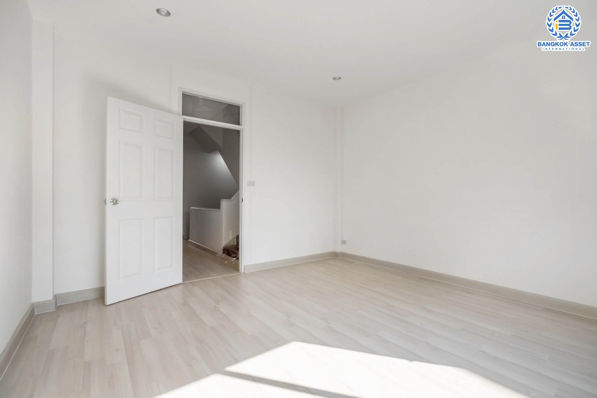 บ้านมือสองตกแต่งใหม่ ม.ไทยธานีวิลล่า2 โชคชัย4 ทาวน์เฮ้าส์ 3 ชั้นหลังใหญ่ ห้องมุม บนเนื้อที่มากถึง 25 ตร.ว. ฟังก์ชั่นพร้อม 4 ห้องนอนใหญ่ 3 ห้องน้ำ บนทำเลทองใจกลางแหล่งชุมชน สะดวกสบายเชื่อมต่อรวดเร็ว ใกล้จุดขึ้นทางด่วน "รามอินทรา-อาจณรงค์" และใกล้รถไฟฟ้าสายสีเหลือง (สายอนาคต) "สถานีโชคชัย4"