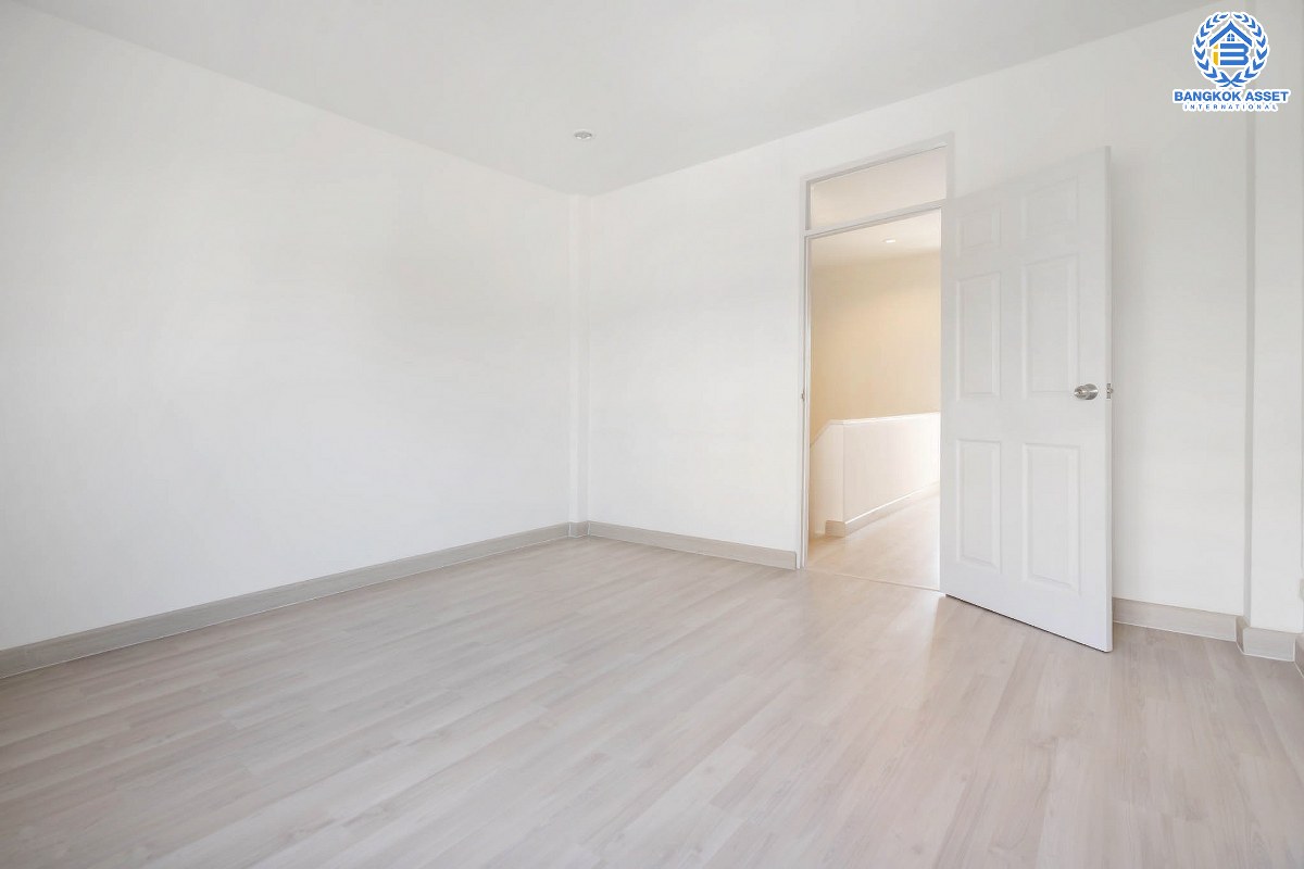 บ้านมือสองตกแต่งใหม่ ม.ไทยธานีวิลล่า2 โชคชัย4 ทาวน์เฮ้าส์ 3 ชั้นหลังใหญ่ ห้องมุม บนเนื้อที่มากถึง 25 ตร.ว. ฟังก์ชั่นพร้อม 4 ห้องนอนใหญ่ 3 ห้องน้ำ บนทำเลทองใจกลางแหล่งชุมชน สะดวกสบายเชื่อมต่อรวดเร็ว ใกล้จุดขึ้นทางด่วน "รามอินทรา-อาจณรงค์" และใกล้รถไฟฟ้าสายสีเหลือง (สายอนาคต) "สถานีโชคชัย4"