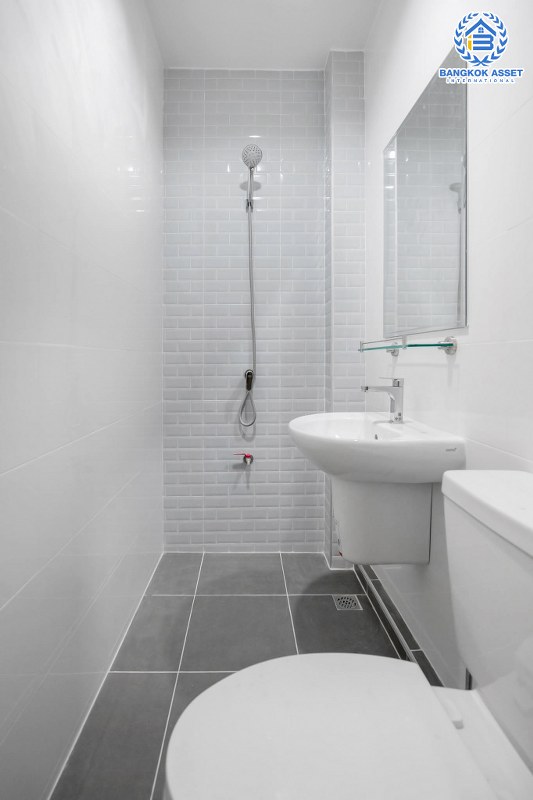 บ้านมือสองตกแต่งใหม่ ม.ไทยธานีวิลล่า2 โชคชัย4 ทาวน์เฮ้าส์ 3 ชั้นหลังใหญ่ ห้องมุม บนเนื้อที่มากถึง 25 ตร.ว. ฟังก์ชั่นพร้อม 4 ห้องนอนใหญ่ 3 ห้องน้ำ บนทำเลทองใจกลางแหล่งชุมชน สะดวกสบายเชื่อมต่อรวดเร็ว ใกล้จุดขึ้นทางด่วน "รามอินทรา-อาจณรงค์" และใกล้รถไฟฟ้าสายสีเหลือง (สายอนาคต) "สถานีโชคชัย4"