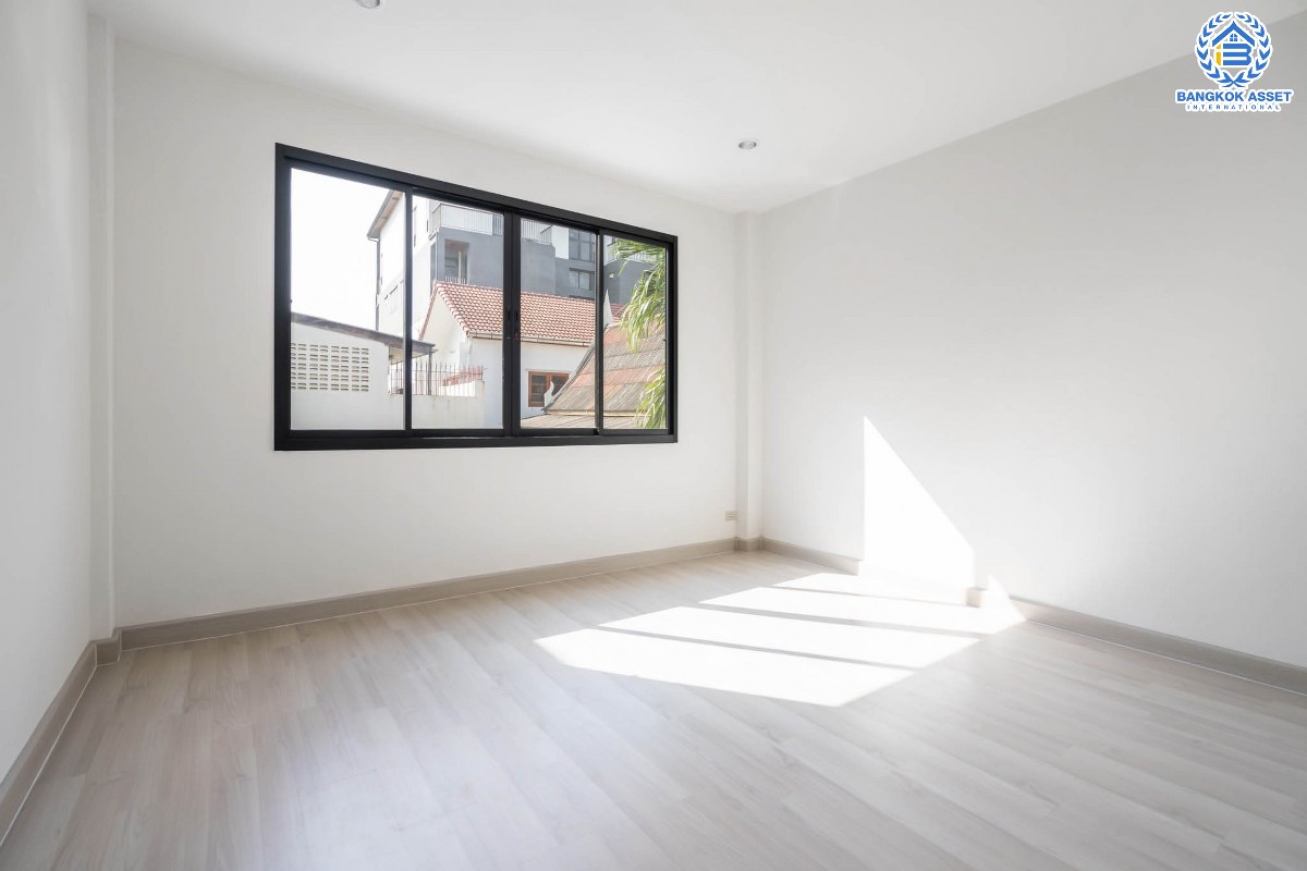 บ้านมือสองตกแต่งใหม่ ม.ไทยธานีวิลล่า2 โชคชัย4 ทาวน์เฮ้าส์ 3 ชั้นหลังใหญ่ ห้องมุม บนเนื้อที่มากถึง 25 ตร.ว. ฟังก์ชั่นพร้อม 4 ห้องนอนใหญ่ 3 ห้องน้ำ บนทำเลทองใจกลางแหล่งชุมชน สะดวกสบายเชื่อมต่อรวดเร็ว ใกล้จุดขึ้นทางด่วน "รามอินทรา-อาจณรงค์" และใกล้รถไฟฟ้าสายสีเหลือง (สายอนาคต) "สถานีโชคชัย4"