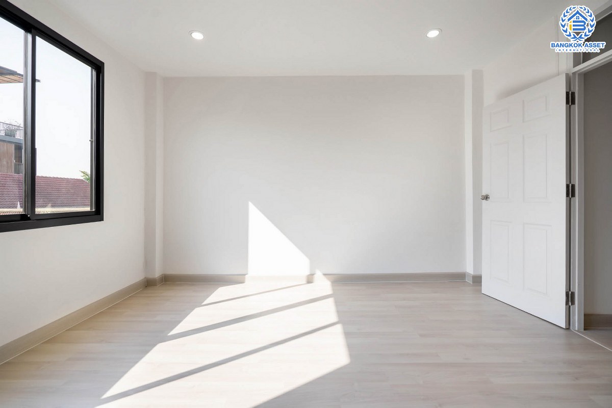 บ้านมือสองตกแต่งใหม่ ม.ไทยธานีวิลล่า2 โชคชัย4 ทาวน์เฮ้าส์ 3 ชั้นหลังใหญ่ ห้องมุม บนเนื้อที่มากถึง 25 ตร.ว. ฟังก์ชั่นพร้อม 4 ห้องนอนใหญ่ 3 ห้องน้ำ บนทำเลทองใจกลางแหล่งชุมชน สะดวกสบายเชื่อมต่อรวดเร็ว ใกล้จุดขึ้นทางด่วน "รามอินทรา-อาจณรงค์" และใกล้รถไฟฟ้าสายสีเหลือง (สายอนาคต) "สถานีโชคชัย4"