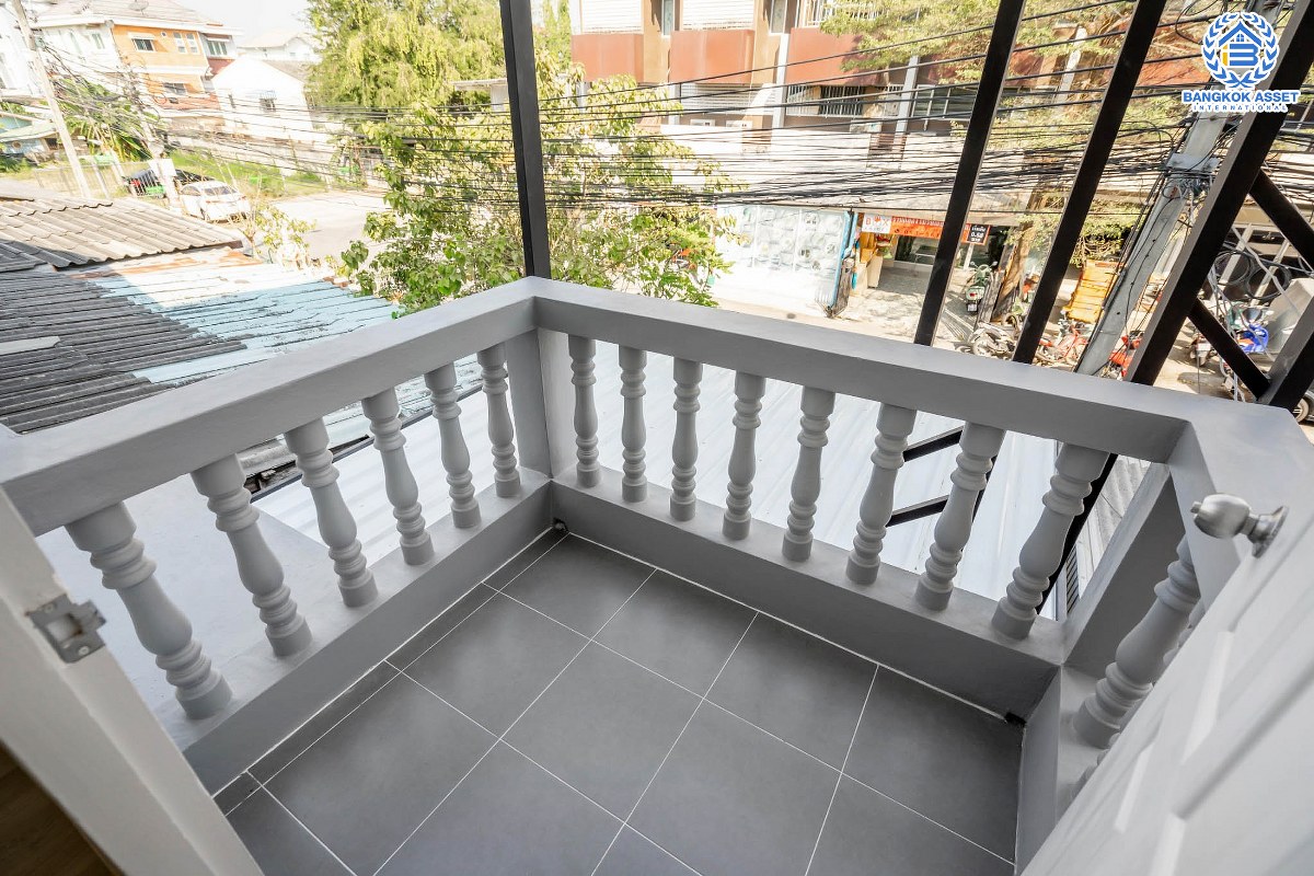 บ้านมือสองตกแต่งใหม่ ม.ไทยธานีวิลล่า2 โชคชัย4 ทาวน์เฮ้าส์ 3 ชั้นหลังใหญ่ ห้องมุม บนเนื้อที่มากถึง 25 ตร.ว. ฟังก์ชั่นพร้อม 4 ห้องนอนใหญ่ 3 ห้องน้ำ บนทำเลทองใจกลางแหล่งชุมชน สะดวกสบายเชื่อมต่อรวดเร็ว ใกล้จุดขึ้นทางด่วน "รามอินทรา-อาจณรงค์" และใกล้รถไฟฟ้าสายสีเหลือง (สายอนาคต) "สถานีโชคชัย4"