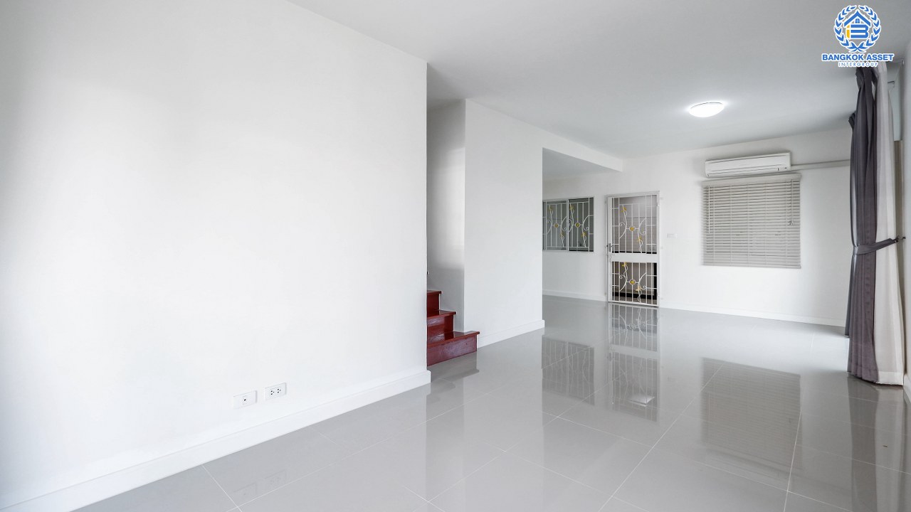 ทาวน์เฮ้าส์มือสองนนทบุรี ม.พฤกษาวิลล์54 พระราม5 - นครอินทร์ บ้านพร้อมอยู่ แปลงมุม! เนื้อที่ 30.50 ตร.ว. ฟังก์ชั่น 3ห้องนอน 2ห้องน้ำ + แอร์ 2 เครื่อง  บนทำเลโซนเมือง! เดินทางสะดวก เข้า-ออกได้หลายเส้นทาง ใกล้สะพานพระราม5 และรถไฟฟ้าสายสีม่วงสถานี "แยกติวานนท์"...