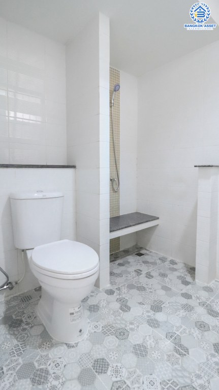 ทาวน์เฮ้าส์มือสอง ไม่เคยเข้าอยู่เหมือนได้บ้านใหม่  ม.เดอะวิลล่า รัตนาธิเบศร์-ท่าอิฐ สไตล์โมเดิร์น กับแบรนด์คุณภาพ Property Perfect สุดคุ้ม! เนื้อที่ 18 ตร.ว. ฟังก์ชัน 3 ห้องนอน 2 ห้องน้ำ เดินทางสะดวก บนทำเลใกล้รถไฟฟ้าสายสีม่วง สถานีบางรักน้อยท่าอิฐ เชื่อมต่อเข้าเมืองได้อย่างรวดเร็ว