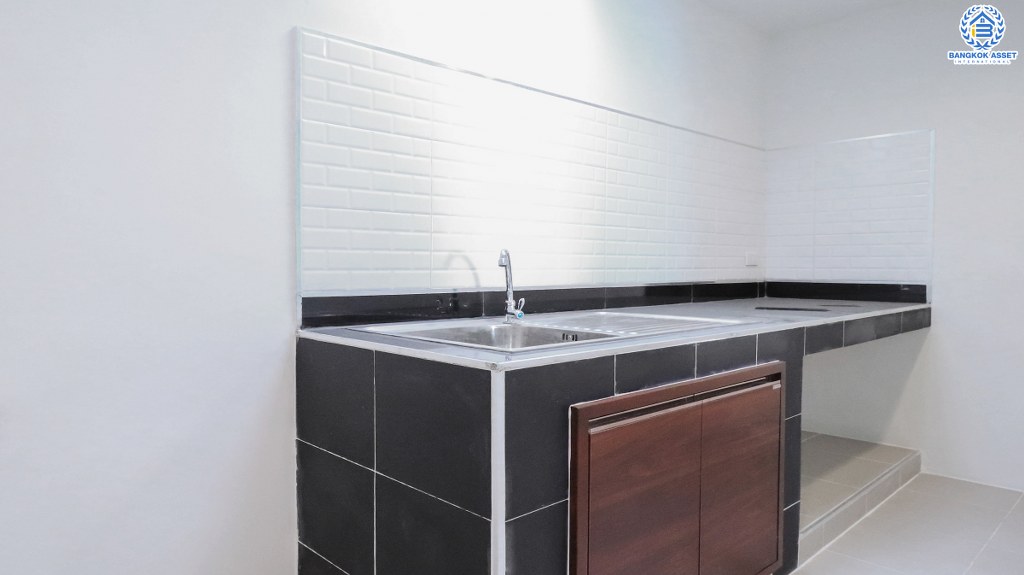 ทาวน์เฮ้าส์มือสอง ไม่เคยเข้าอยู่เหมือนได้บ้านใหม่  ม.เดอะวิลล่า รัตนาธิเบศร์-ท่าอิฐ สไตล์โมเดิร์น กับแบรนด์คุณภาพ Property Perfect สุดคุ้ม! เนื้อที่ 18 ตร.ว. ฟังก์ชัน 3 ห้องนอน 2 ห้องน้ำ เดินทางสะดวก บนทำเลใกล้รถไฟฟ้าสายสีม่วง สถานีบางรักน้อยท่าอิฐ เชื่อมต่อเข้าเมืองได้อย่างรวดเร็ว