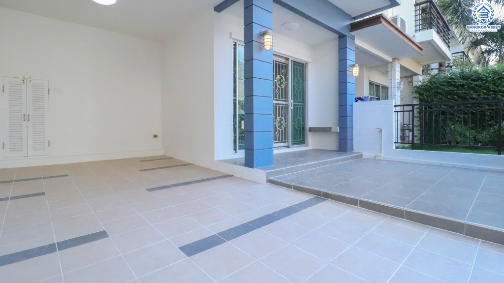 ทาวน์เฮ้าส์มือสอง ไม่เคยเข้าอยู่เหมือนได้บ้านใหม่  ม.เดอะวิลล่า รัตนาธิเบศร์-ท่าอิฐ สไตล์โมเดิร์น กับแบรนด์คุณภาพ Property Perfect สุดคุ้ม! เนื้อที่ 18 ตร.ว. ฟังก์ชัน 3 ห้องนอน 2 ห้องน้ำ เดินทางสะดวก บนทำเลใกล้รถไฟฟ้าสายสีม่วง สถานีบางรักน้อยท่าอิฐ เชื่อมต่อเข้าเมืองได้อย่างรวดเร็ว