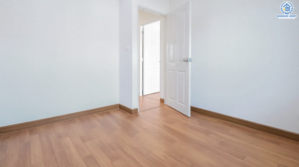 ทาวน์เฮ้าส์มือสอง ไม่เคยเข้าอยู่เหมือนได้บ้านใหม่  ม.เดอะวิลล่า รัตนาธิเบศร์-ท่าอิฐ สไตล์โมเดิร์น กับแบรนด์คุณภาพ Property Perfect สุดคุ้ม! เนื้อที่ 18 ตร.ว. ฟังก์ชัน 3 ห้องนอน 2 ห้องน้ำ เดินทางสะดวก บนทำเลใกล้รถไฟฟ้าสายสีม่วง สถานีบางรักน้อยท่าอิฐ เชื่อมต่อเข้าเมืองได้อย่างรวดเร็ว