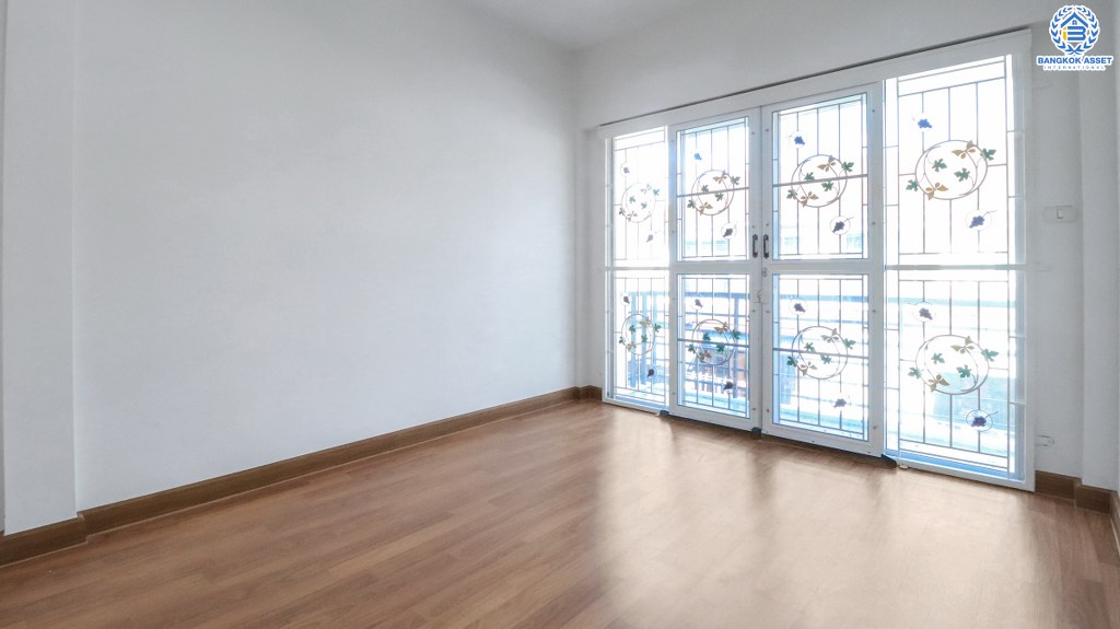 ทาวน์เฮ้าส์มือสอง ไม่เคยเข้าอยู่เหมือนได้บ้านใหม่  ม.เดอะวิลล่า รัตนาธิเบศร์-ท่าอิฐ สไตล์โมเดิร์น กับแบรนด์คุณภาพ Property Perfect สุดคุ้ม! เนื้อที่ 18 ตร.ว. ฟังก์ชัน 3 ห้องนอน 2 ห้องน้ำ เดินทางสะดวก บนทำเลใกล้รถไฟฟ้าสายสีม่วง สถานีบางรักน้อยท่าอิฐ เชื่อมต่อเข้าเมืองได้อย่างรวดเร็ว