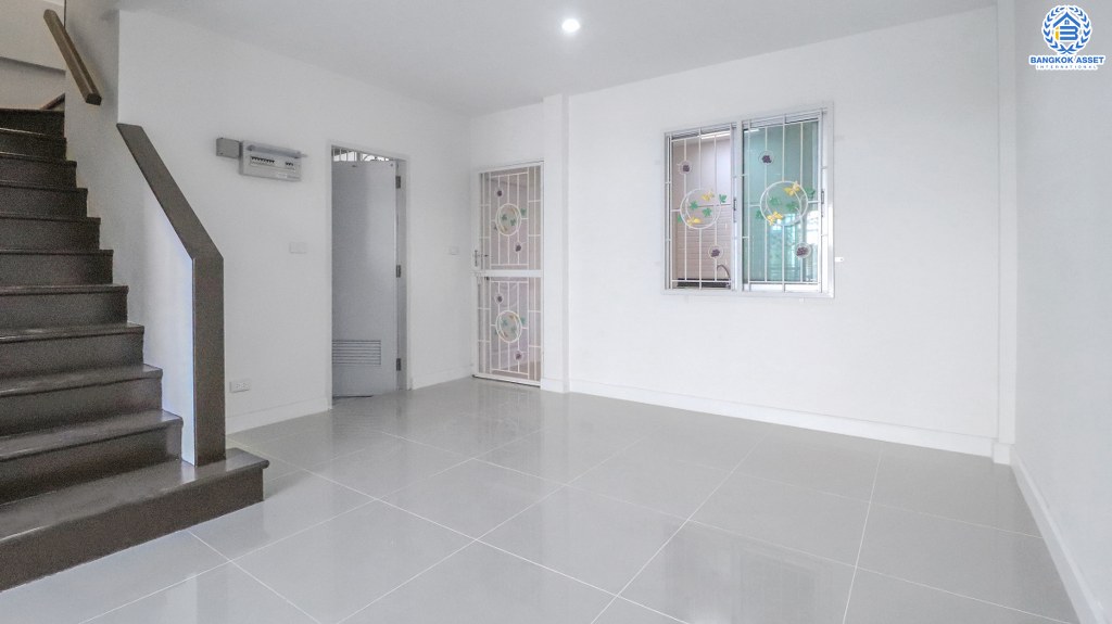 ทาวน์เฮ้าส์มือสอง ไม่เคยเข้าอยู่เหมือนได้บ้านใหม่  ม.เดอะวิลล่า รัตนาธิเบศร์-ท่าอิฐ สไตล์โมเดิร์น กับแบรนด์คุณภาพ Property Perfect สุดคุ้ม! เนื้อที่ 18 ตร.ว. ฟังก์ชัน 3 ห้องนอน 2 ห้องน้ำ เดินทางสะดวก บนทำเลใกล้รถไฟฟ้าสายสีม่วง สถานีบางรักน้อยท่าอิฐ เชื่อมต่อเข้าเมืองได้อย่างรวดเร็ว