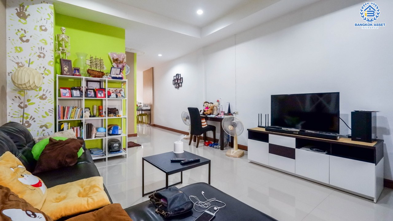 ทาวน์เฮ้าส์มือสอง 3 ชั้น ทำเลโซนเมือง โครงการ เทพประทาน สรงประภา-ดอนเมือง พร้อมฟังก์ชัน 4 ห้องนอน 3 ห้องน้ำ บนทำเลใกล้สนามบินดอนเมือง เข้าสู่ใจกลางเมืองได้อย่างสะดวกสบาย ใกล้ทางด่วนศรีสมาน และรถไฟฟ้าสายสีแดง...