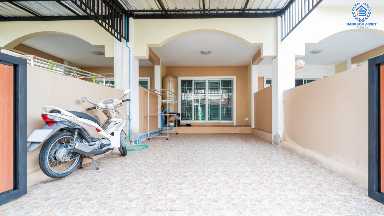 ทาวน์เฮ้าส์มือสอง 3 ชั้น ทำเลโซนเมือง โครงการ เทพประทาน สรงประภา-ดอนเมือง พร้อมฟังก์ชัน 4 ห้องนอน 3 ห้องน้ำ บนทำเลใกล้สนามบินดอนเมือง เข้าสู่ใจกลางเมืองได้อย่างสะดวกสบาย ใกล้ทางด่วนศรีสมาน และรถไฟฟ้าสายสีแดง...