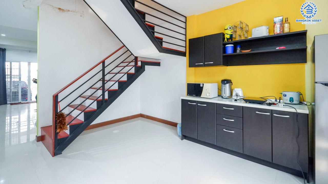 ทาวน์เฮ้าส์มือสอง 3 ชั้น ทำเลโซนเมือง โครงการ เทพประทาน สรงประภา-ดอนเมือง พร้อมฟังก์ชัน 4 ห้องนอน 3 ห้องน้ำ บนทำเลใกล้สนามบินดอนเมือง เข้าสู่ใจกลางเมืองได้อย่างสะดวกสบาย ใกล้ทางด่วนศรีสมาน และรถไฟฟ้าสายสีแดง...