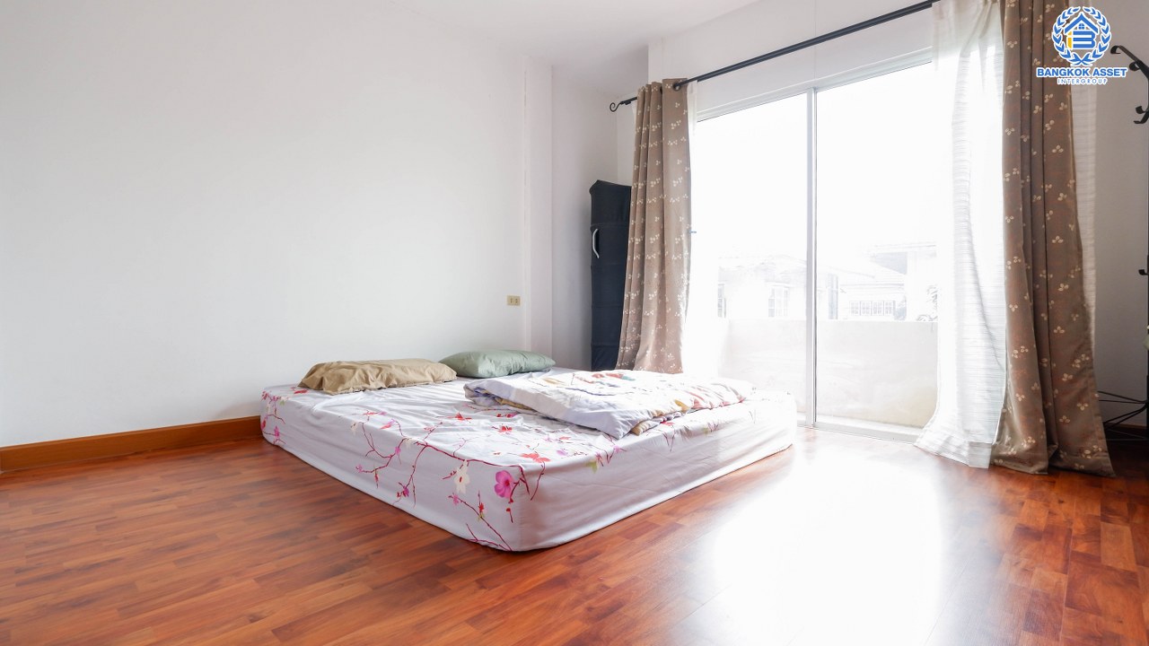 ทาวน์เฮ้าส์มือสอง 3 ชั้น ทำเลโซนเมือง โครงการ เทพประทาน สรงประภา-ดอนเมือง พร้อมฟังก์ชัน 4 ห้องนอน 3 ห้องน้ำ บนทำเลใกล้สนามบินดอนเมือง เข้าสู่ใจกลางเมืองได้อย่างสะดวกสบาย ใกล้ทางด่วนศรีสมาน และรถไฟฟ้าสายสีแดง...