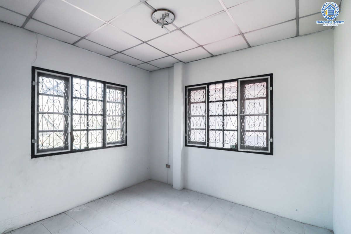 บ้านเดี่ยวมือสองนนทบุรี หลังริม โครงการ ชลลดา บางบัวทอง-รัตนาธิเบศร์ บ้านหลังใหญ่เนื้อที่กว้าง 111 ตร.ว. ฟังก์ชัน 3 ห้องนอน 2 ห้องน้ำ พร้อม Facilities ครบครัน บนทำเลศักยภาพ เชื่อมต่อหลายเส้นทาง ใกล้เซ็นทรัลเวสต์เกต และ MRT สถานีคลองบางไผ่ ในราคาคุ้มๆ