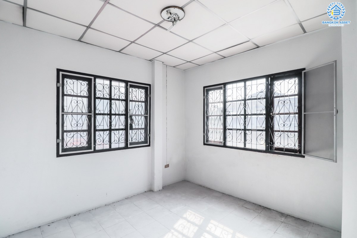 บ้านเดี่ยวมือสองนนทบุรี หลังริม โครงการ ชลลดา บางบัวทอง-รัตนาธิเบศร์ บ้านหลังใหญ่เนื้อที่กว้าง 111 ตร.ว. ฟังก์ชัน 3 ห้องนอน 2 ห้องน้ำ พร้อม Facilities ครบครัน บนทำเลศักยภาพ เชื่อมต่อหลายเส้นทาง ใกล้เซ็นทรัลเวสต์เกต และ MRT สถานีคลองบางไผ่ ในราคาคุ้มๆ