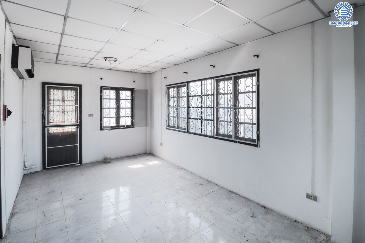 บ้านเดี่ยวมือสองนนทบุรี หลังริม โครงการ ชลลดา บางบัวทอง-รัตนาธิเบศร์ บ้านหลังใหญ่เนื้อที่กว้าง 111 ตร.ว. ฟังก์ชัน 3 ห้องนอน 2 ห้องน้ำ พร้อม Facilities ครบครัน บนทำเลศักยภาพ เชื่อมต่อหลายเส้นทาง ใกล้เซ็นทรัลเวสต์เกต และ MRT สถานีคลองบางไผ่ ในราคาคุ้มๆ