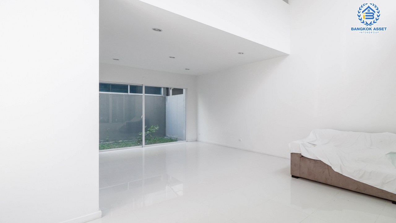 ทาวน์เฮ้าส์มือสองนนทบุรี บ้านสภาพใหม่ ไม่เคยเข้าอยู่ ม.พาทิโอ แจ้งวัฒนะ-เมืองทอง ใจกลางเมืองทองธานีพร้อมสิ่งอำนวยความสะดวกครบครัน บ้านหลังใหญ่ 3 ชั้น บนเนื้อที่ 22 ตร.ว. ฟังก์ชัน พร้อม 3 ห้องนอน 3 ห้องน้ำ บนทำเลใกล้ถนนแจ้งวัฒนะ และทางด่วนศรีรัช