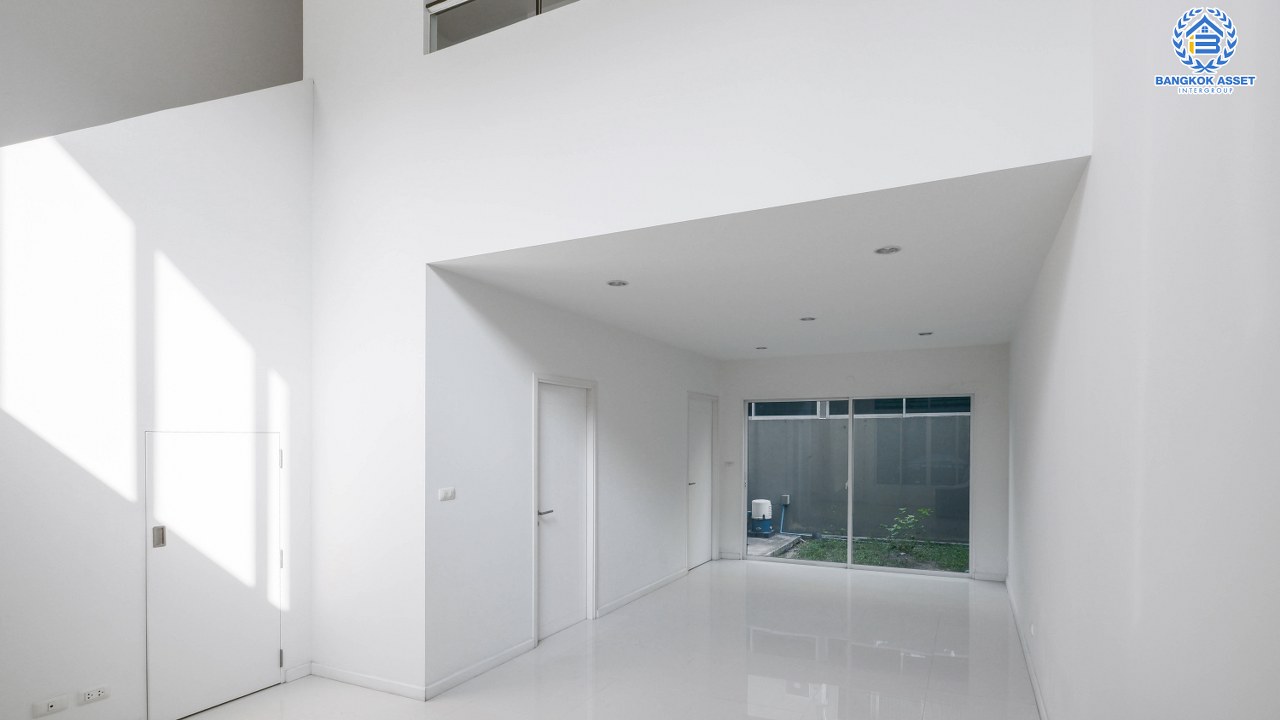 ทาวน์เฮ้าส์มือสองนนทบุรี บ้านสภาพใหม่ ไม่เคยเข้าอยู่ ม.พาทิโอ แจ้งวัฒนะ-เมืองทอง ใจกลางเมืองทองธานีพร้อมสิ่งอำนวยความสะดวกครบครัน บ้านหลังใหญ่ 3 ชั้น บนเนื้อที่ 22 ตร.ว. ฟังก์ชัน พร้อม 3 ห้องนอน 3 ห้องน้ำ บนทำเลใกล้ถนนแจ้งวัฒนะ และทางด่วนศรีรัช