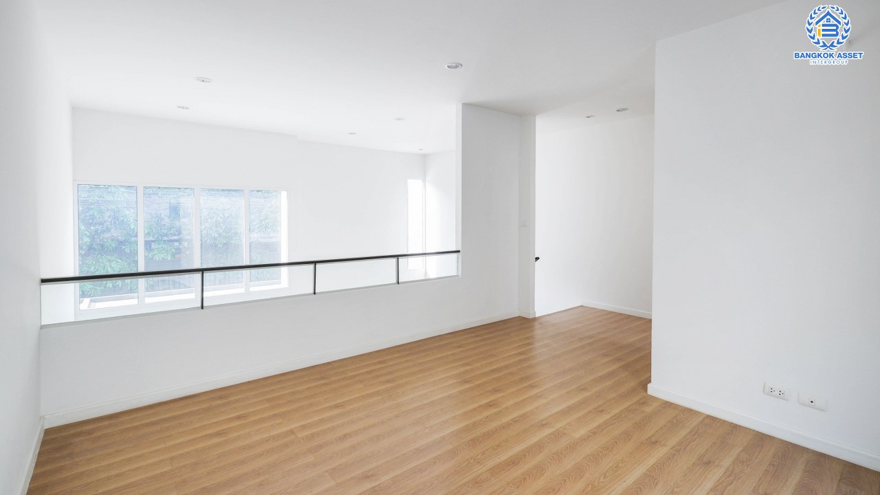 ทาวน์เฮ้าส์มือสองนนทบุรี บ้านสภาพใหม่ ไม่เคยเข้าอยู่ ม.พาทิโอ แจ้งวัฒนะ-เมืองทอง ใจกลางเมืองทองธานีพร้อมสิ่งอำนวยความสะดวกครบครัน บ้านหลังใหญ่ 3 ชั้น บนเนื้อที่ 22 ตร.ว. ฟังก์ชัน พร้อม 3 ห้องนอน 3 ห้องน้ำ บนทำเลใกล้ถนนแจ้งวัฒนะ และทางด่วนศรีรัช