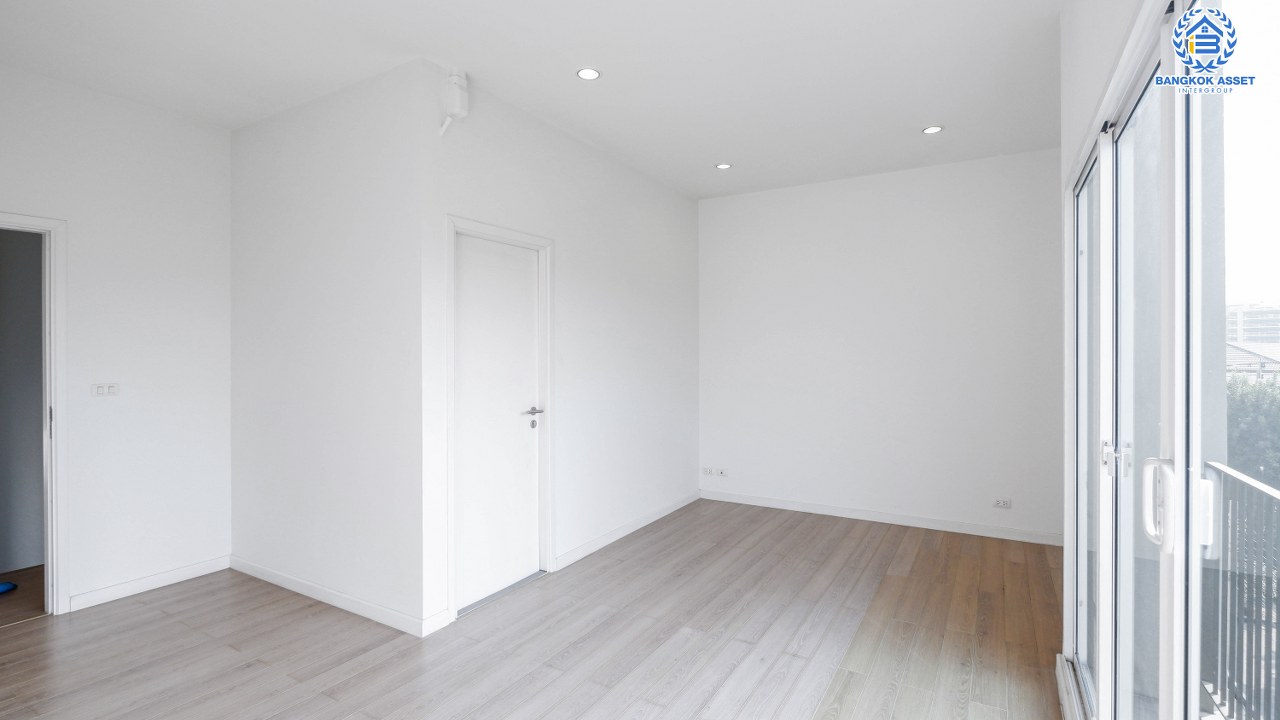 ทาวน์เฮ้าส์มือสองนนทบุรี บ้านสภาพใหม่ ไม่เคยเข้าอยู่ ม.พาทิโอ แจ้งวัฒนะ-เมืองทอง ใจกลางเมืองทองธานีพร้อมสิ่งอำนวยความสะดวกครบครัน บ้านหลังใหญ่ 3 ชั้น บนเนื้อที่ 22 ตร.ว. ฟังก์ชัน พร้อม 3 ห้องนอน 3 ห้องน้ำ บนทำเลใกล้ถนนแจ้งวัฒนะ และทางด่วนศรีรัช