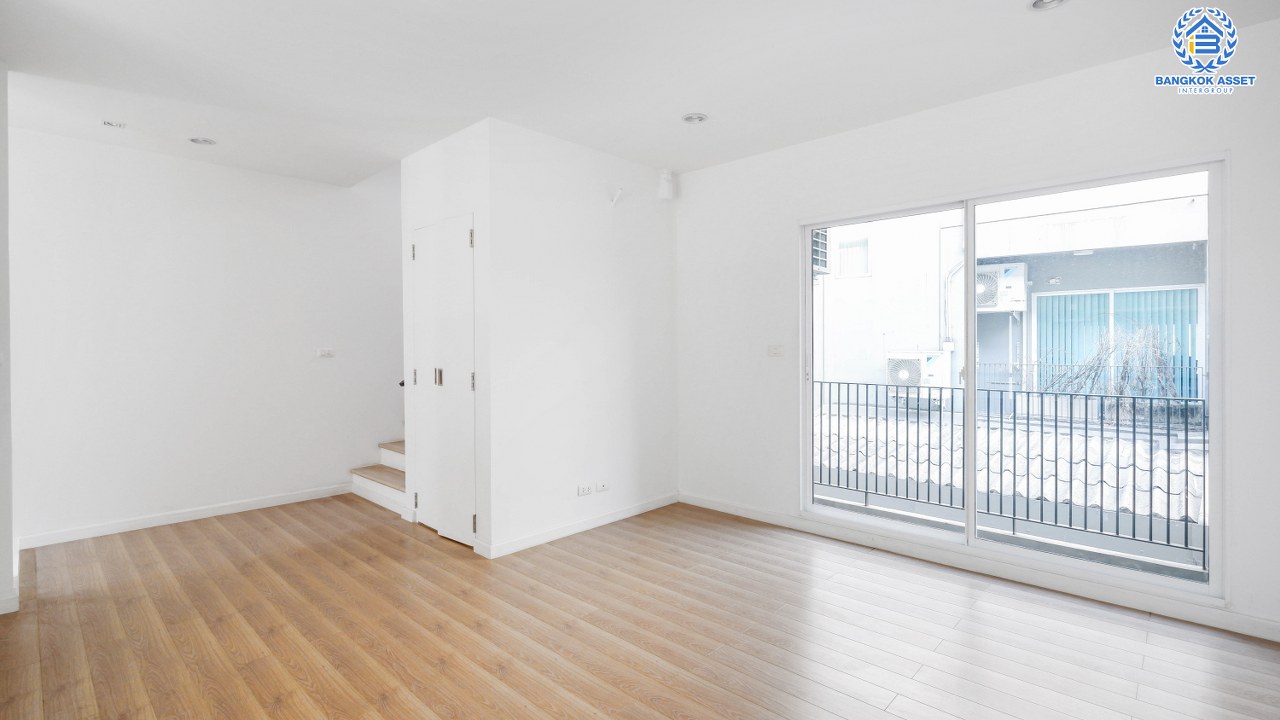 ทาวน์เฮ้าส์มือสองนนทบุรี บ้านสภาพใหม่ ไม่เคยเข้าอยู่ ม.พาทิโอ แจ้งวัฒนะ-เมืองทอง ใจกลางเมืองทองธานีพร้อมสิ่งอำนวยความสะดวกครบครัน บ้านหลังใหญ่ 3 ชั้น บนเนื้อที่ 22 ตร.ว. ฟังก์ชัน พร้อม 3 ห้องนอน 3 ห้องน้ำ บนทำเลใกล้ถนนแจ้งวัฒนะ และทางด่วนศรีรัช