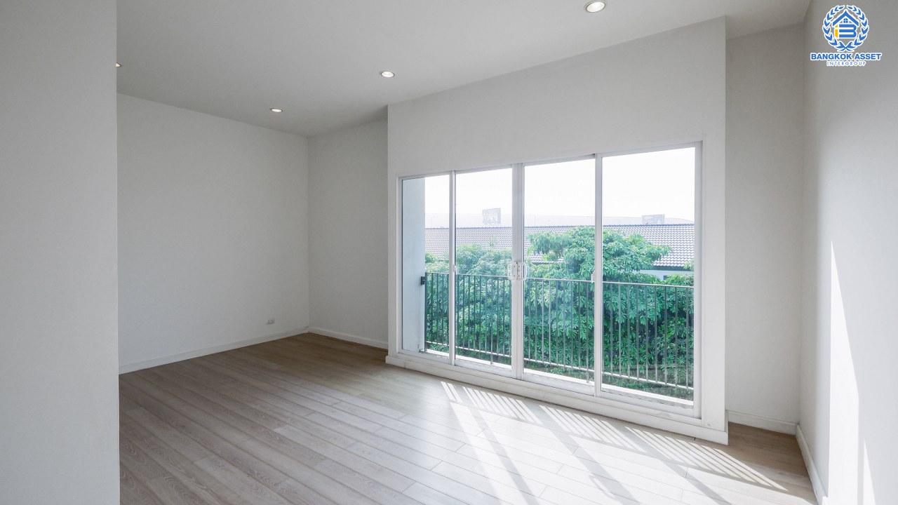 ทาวน์เฮ้าส์มือสองนนทบุรี บ้านสภาพใหม่ ไม่เคยเข้าอยู่ ม.พาทิโอ แจ้งวัฒนะ-เมืองทอง ใจกลางเมืองทองธานีพร้อมสิ่งอำนวยความสะดวกครบครัน บ้านหลังใหญ่ 3 ชั้น บนเนื้อที่ 22 ตร.ว. ฟังก์ชัน พร้อม 3 ห้องนอน 3 ห้องน้ำ บนทำเลใกล้ถนนแจ้งวัฒนะ และทางด่วนศรีรัช