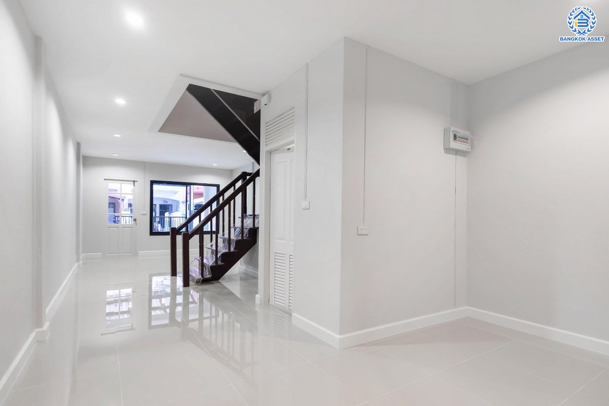 บ้านมือสองตกแต่งใหม่ ม.บุศรินทร์ บางบัวทอง เนื้อที่ 18 ตร.ว. ฟังก์ชัน 2 ห้องนอน 2 ห้องน้ำ บนทำเลยอดเยี่ยม เชื่อมต่อถนนสายหลัก ถนนกาญจนาภิเษก ถนนรัตนาธิเบศร์ ถนนบางกรวย-ไทรน้อย และใกล้รถไฟฟ้าสถานี "บางพลู" เพียง 5 นาที และ ใกล้เซ็นทรัลเวสต์เกต