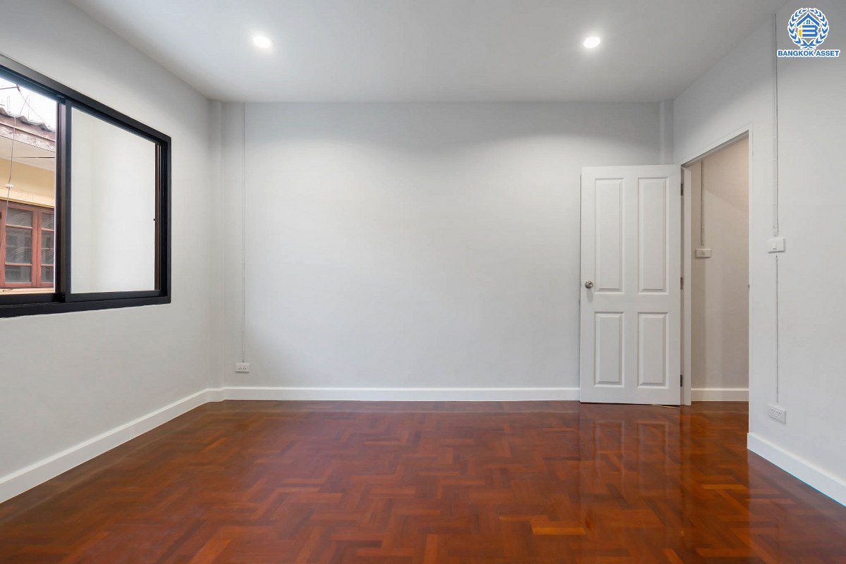 บ้านมือสองตกแต่งใหม่ ม.บุศรินทร์ บางบัวทอง เนื้อที่ 18 ตร.ว. ฟังก์ชัน 2 ห้องนอน 2 ห้องน้ำ บนทำเลยอดเยี่ยม เชื่อมต่อถนนสายหลัก ถนนกาญจนาภิเษก ถนนรัตนาธิเบศร์ ถนนบางกรวย-ไทรน้อย และใกล้รถไฟฟ้าสถานี "บางพลู" เพียง 5 นาที และ ใกล้เซ็นทรัลเวสต์เกต