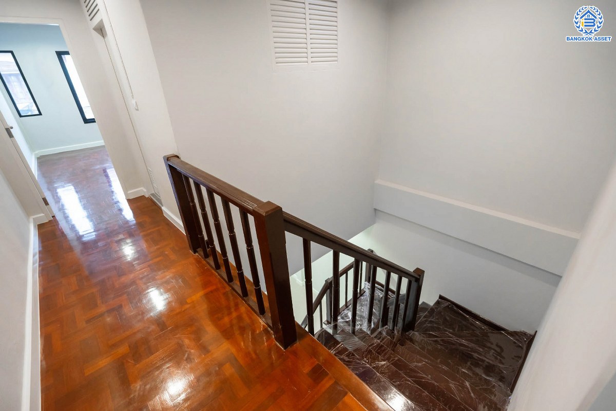 บ้านมือสองตกแต่งใหม่ ม.บุศรินทร์ บางบัวทอง เนื้อที่ 18 ตร.ว. ฟังก์ชัน 2 ห้องนอน 2 ห้องน้ำ บนทำเลยอดเยี่ยม เชื่อมต่อถนนสายหลัก ถนนกาญจนาภิเษก ถนนรัตนาธิเบศร์ ถนนบางกรวย-ไทรน้อย และใกล้รถไฟฟ้าสถานี "บางพลู" เพียง 5 นาที และ ใกล้เซ็นทรัลเวสต์เกต