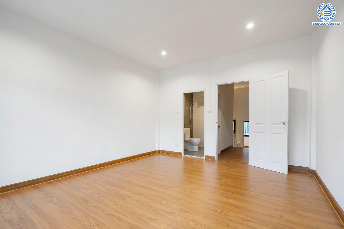 ทาวน์เฮ้าส์มือสองนนทบุรี ม.นันทนาการ์เด้นท์1 ราชพฤกษ์-ท่าอิฐ แบรนด์ Property Perfect หลังใหญ่พร้อมอยู่ เนื้อที่ 17 ตร.ว. ฟังก์ชันพร้อม 2 ห้องนอน 2 ห้องน้ำ บนทำเลเดินทางสะดวก เข้า-ออกได้ ทั้งทางราชพฤกษ์ และรัตนาธิเบศร์ ใกล้รถไฟฟ้าสถานี "บางรักน้อยท่าอิฐ" เพียง 5 นาที