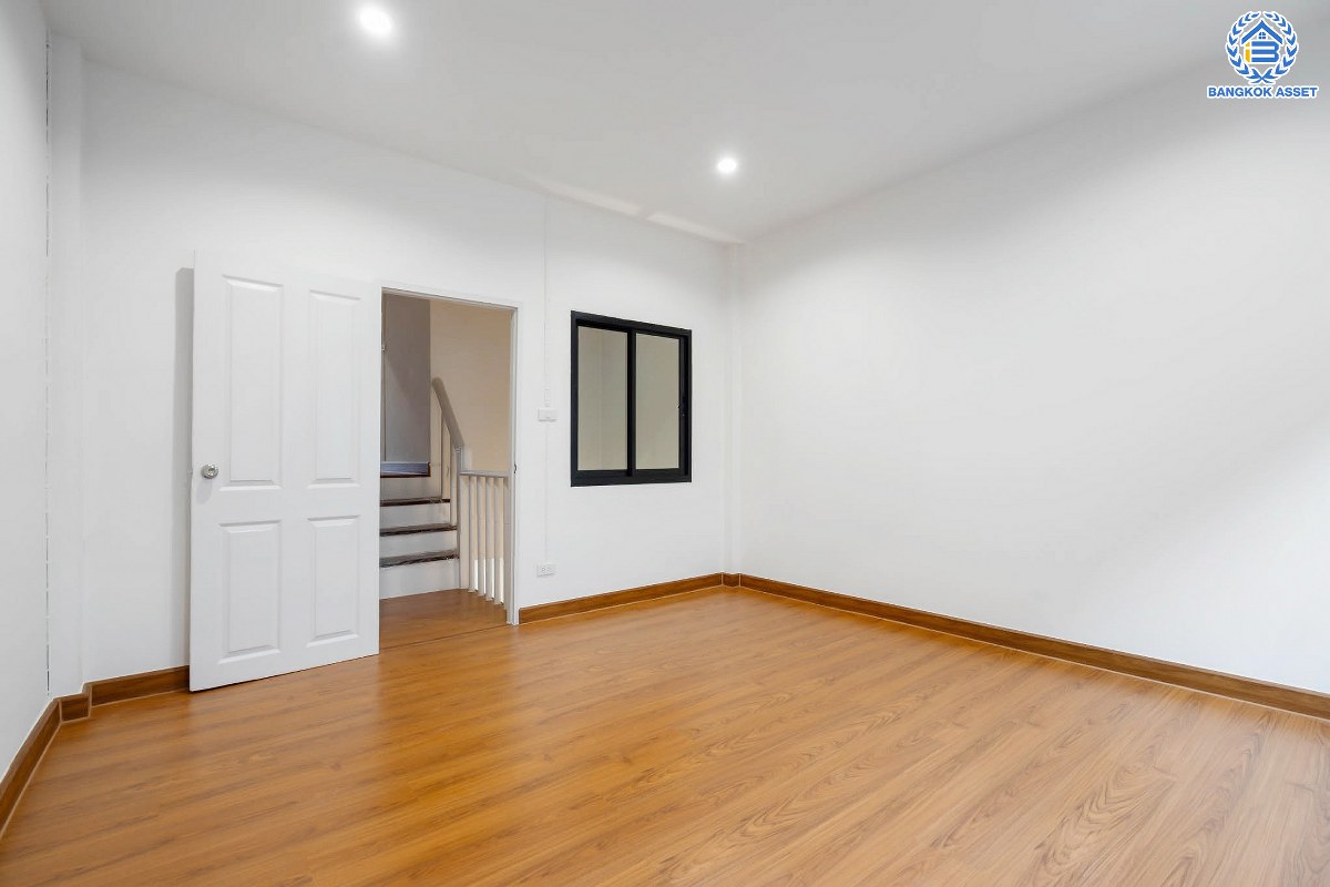 ทาวน์เฮ้าส์มือสองนนทบุรี ม.นันทนาการ์เด้นท์1 ราชพฤกษ์-ท่าอิฐ แบรนด์ Property Perfect หลังใหญ่พร้อมอยู่ เนื้อที่ 17 ตร.ว. ฟังก์ชันพร้อม 2 ห้องนอน 2 ห้องน้ำ บนทำเลเดินทางสะดวก เข้า-ออกได้ ทั้งทางราชพฤกษ์ และรัตนาธิเบศร์ ใกล้รถไฟฟ้าสถานี "บางรักน้อยท่าอิฐ" เพียง 5 นาที