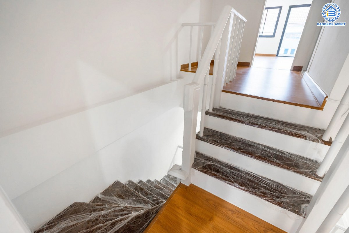 ทาวน์เฮ้าส์มือสองนนทบุรี ม.นันทนาการ์เด้นท์1 ราชพฤกษ์-ท่าอิฐ แบรนด์ Property Perfect หลังใหญ่พร้อมอยู่ เนื้อที่ 17 ตร.ว. ฟังก์ชันพร้อม 2 ห้องนอน 2 ห้องน้ำ บนทำเลเดินทางสะดวก เข้า-ออกได้ ทั้งทางราชพฤกษ์ และรัตนาธิเบศร์ ใกล้รถไฟฟ้าสถานี "บางรักน้อยท่าอิฐ" เพียง 5 นาที