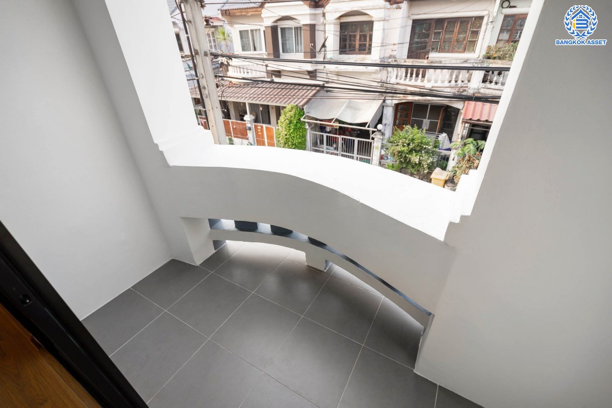 ทาวน์เฮ้าส์มือสองนนทบุรี ม.นันทนาการ์เด้นท์1 ราชพฤกษ์-ท่าอิฐ แบรนด์ Property Perfect หลังใหญ่พร้อมอยู่ เนื้อที่ 17 ตร.ว. ฟังก์ชันพร้อม 2 ห้องนอน 2 ห้องน้ำ บนทำเลเดินทางสะดวก เข้า-ออกได้ ทั้งทางราชพฤกษ์ และรัตนาธิเบศร์ ใกล้รถไฟฟ้าสถานี "บางรักน้อยท่าอิฐ" เพียง 5 นาที