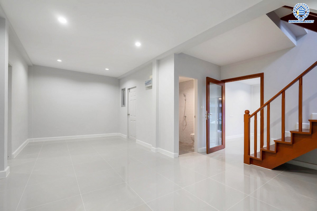 บ้านมือสองตกแต่งใหม่ โซนต้นโครงการ ม.ศุภาลัยวิลล์ วงแหวนปิ่นเกล้า-พระราม5 เนื้อที่ 39 ตร.ว. ฟังก์ชันจัดเต็ม 3 ห้องนอน 2 ห้องน้ำ 2 ที่จอดรถ บนทำเลเดินทางสะดวก เชื่อมต่อสะดวกสบาย ใกล้ ถ.กาญจนาภิเษก และถนนนครอินท