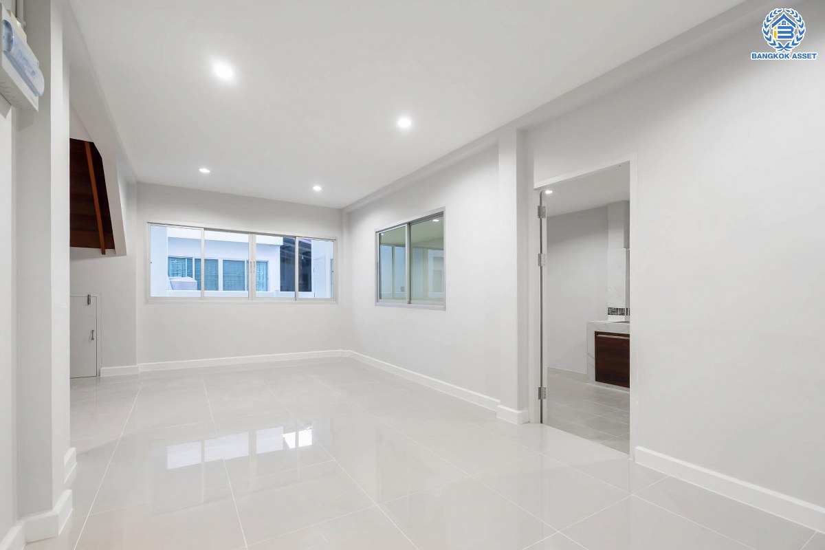 บ้านมือสองตกแต่งใหม่ โซนต้นโครงการ ม.ศุภาลัยวิลล์ วงแหวนปิ่นเกล้า-พระราม5 เนื้อที่ 39 ตร.ว. ฟังก์ชันจัดเต็ม 3 ห้องนอน 2 ห้องน้ำ 2 ที่จอดรถ บนทำเลเดินทางสะดวก เชื่อมต่อสะดวกสบาย ใกล้ ถ.กาญจนาภิเษก และถนนนครอินท