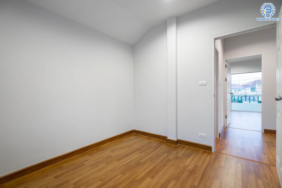 บ้านมือสองตกแต่งใหม่ โซนต้นโครงการ ม.ศุภาลัยวิลล์ วงแหวนปิ่นเกล้า-พระราม5 เนื้อที่ 39 ตร.ว. ฟังก์ชันจัดเต็ม 3 ห้องนอน 2 ห้องน้ำ 2 ที่จอดรถ บนทำเลเดินทางสะดวก เชื่อมต่อสะดวกสบาย ใกล้ ถ.กาญจนาภิเษก และถนนนครอินท