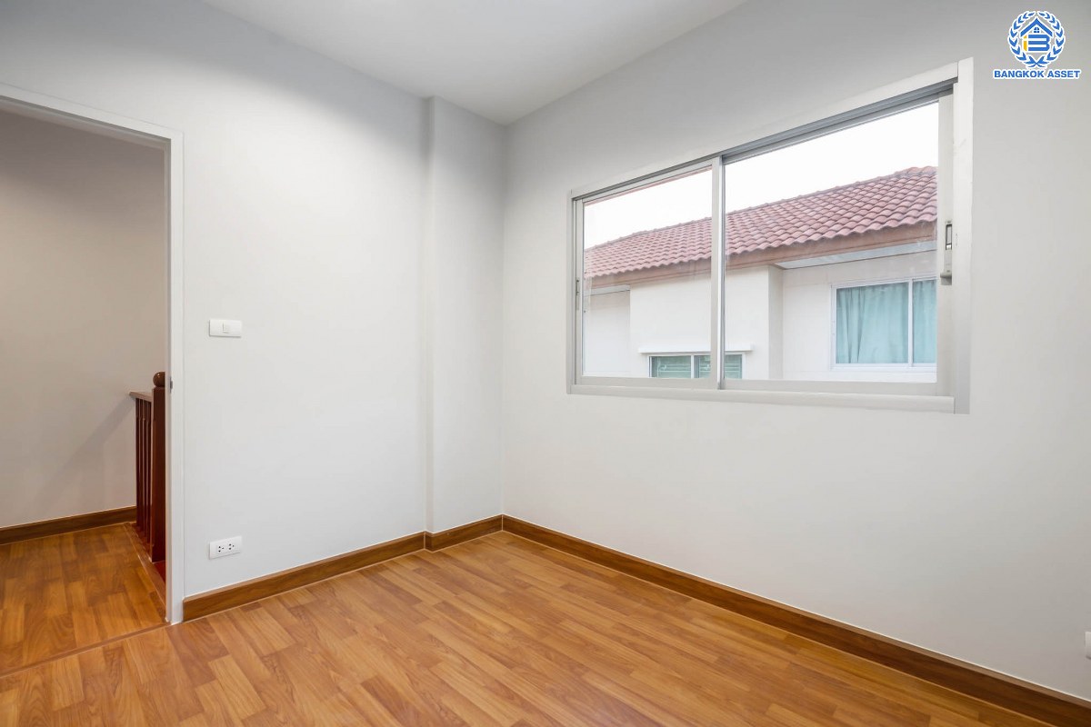 บ้านมือสองตกแต่งใหม่ โซนต้นโครงการ ม.ศุภาลัยวิลล์ วงแหวนปิ่นเกล้า-พระราม5 เนื้อที่ 39 ตร.ว. ฟังก์ชันจัดเต็ม 3 ห้องนอน 2 ห้องน้ำ 2 ที่จอดรถ บนทำเลเดินทางสะดวก เชื่อมต่อสะดวกสบาย ใกล้ ถ.กาญจนาภิเษก และถนนนครอินท