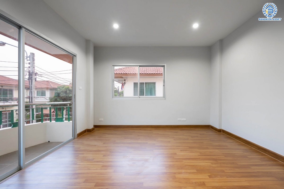 บ้านมือสองตกแต่งใหม่ โซนต้นโครงการ ม.ศุภาลัยวิลล์ วงแหวนปิ่นเกล้า-พระราม5 เนื้อที่ 39 ตร.ว. ฟังก์ชันจัดเต็ม 3 ห้องนอน 2 ห้องน้ำ 2 ที่จอดรถ บนทำเลเดินทางสะดวก เชื่อมต่อสะดวกสบาย ใกล้ ถ.กาญจนาภิเษก และถนนนครอินท