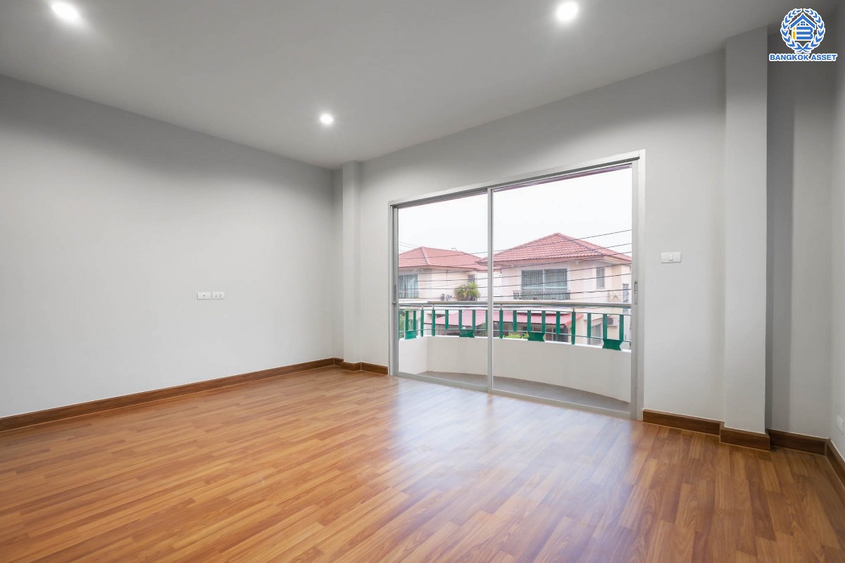 บ้านมือสองตกแต่งใหม่ โซนต้นโครงการ ม.ศุภาลัยวิลล์ วงแหวนปิ่นเกล้า-พระราม5 เนื้อที่ 39 ตร.ว. ฟังก์ชันจัดเต็ม 3 ห้องนอน 2 ห้องน้ำ 2 ที่จอดรถ บนทำเลเดินทางสะดวก เชื่อมต่อสะดวกสบาย ใกล้ ถ.กาญจนาภิเษก และถนนนครอินท