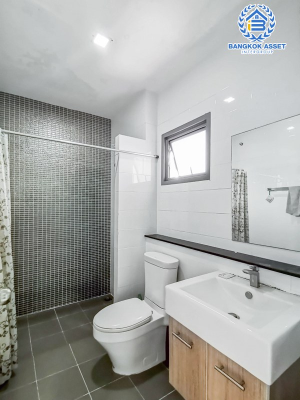 บ้านเดี่ยวมือสองนนทบุรี ม.เพอร์เฟคเพลส ราชพฤกษ์ บ้านดีไซน์ทันสมัย หลังใหญ่พร้อมอยู่ หน้าบ้านไม่ชนใคร เนื้อที่กว้าง 72.4 ตร.ว. ฟังก์ชัน 3 ห้องนอน 3 ห้องน้ำ 2 ที่จอดรถ พร้อมพื้นที่ใช้สอยกว่า 200 ตร.ม. กับทำเลโซนเมือง ที่เชื่อมต่อหลากหลายเส้นทาง หน้าโครงการติดถ.ราชพฤกษ์ ใกล้รถไฟฟ้าสถานี "บางรักน้อยท่าอิฐ"...