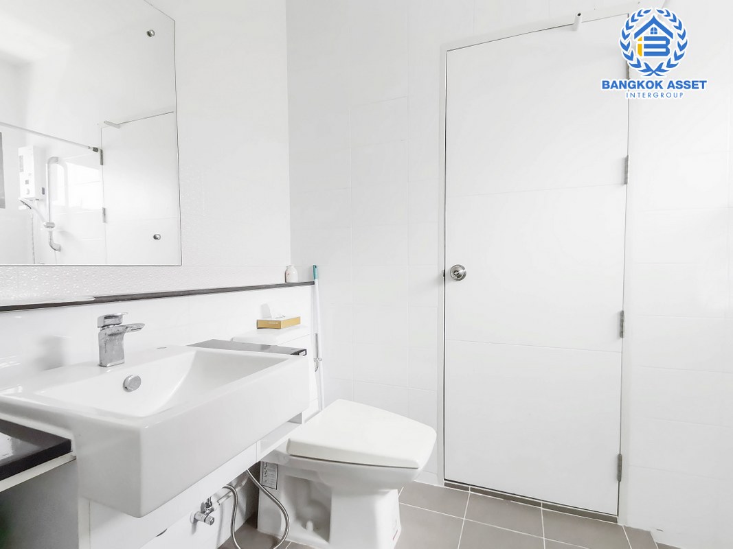 บ้านเดี่ยวมือสองนนทบุรี ม.เพอร์เฟคเพลส ราชพฤกษ์ บ้านดีไซน์ทันสมัย หลังใหญ่พร้อมอยู่ หน้าบ้านไม่ชนใคร เนื้อที่กว้าง 72.4 ตร.ว. ฟังก์ชัน 3 ห้องนอน 3 ห้องน้ำ 2 ที่จอดรถ พร้อมพื้นที่ใช้สอยกว่า 200 ตร.ม. กับทำเลโซนเมือง ที่เชื่อมต่อหลากหลายเส้นทาง หน้าโครงการติดถ.ราชพฤกษ์ ใกล้รถไฟฟ้าสถานี "บางรักน้อยท่าอิฐ"...