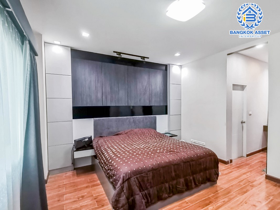 บ้านเดี่ยวมือสองนนทบุรี ม.เพอร์เฟคเพลส ราชพฤกษ์ บ้านดีไซน์ทันสมัย หลังใหญ่พร้อมอยู่ หน้าบ้านไม่ชนใคร เนื้อที่กว้าง 72.4 ตร.ว. ฟังก์ชัน 3 ห้องนอน 3 ห้องน้ำ 2 ที่จอดรถ พร้อมพื้นที่ใช้สอยกว่า 200 ตร.ม. กับทำเลโซนเมือง ที่เชื่อมต่อหลากหลายเส้นทาง หน้าโครงการติดถ.ราชพฤกษ์ ใกล้รถไฟฟ้าสถานี "บางรักน้อยท่าอิฐ"...