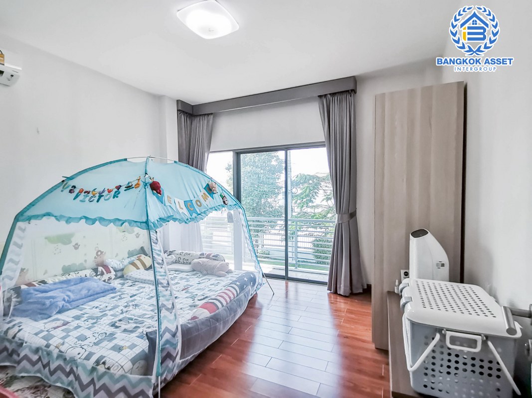 บ้านเดี่ยวมือสองนนทบุรี ม.เพอร์เฟคเพลส ราชพฤกษ์ บ้านดีไซน์ทันสมัย หลังใหญ่พร้อมอยู่ หน้าบ้านไม่ชนใคร เนื้อที่กว้าง 72.4 ตร.ว. ฟังก์ชัน 3 ห้องนอน 3 ห้องน้ำ 2 ที่จอดรถ พร้อมพื้นที่ใช้สอยกว่า 200 ตร.ม. กับทำเลโซนเมือง ที่เชื่อมต่อหลากหลายเส้นทาง หน้าโครงการติดถ.ราชพฤกษ์ ใกล้รถไฟฟ้าสถานี "บางรักน้อยท่าอิฐ"...