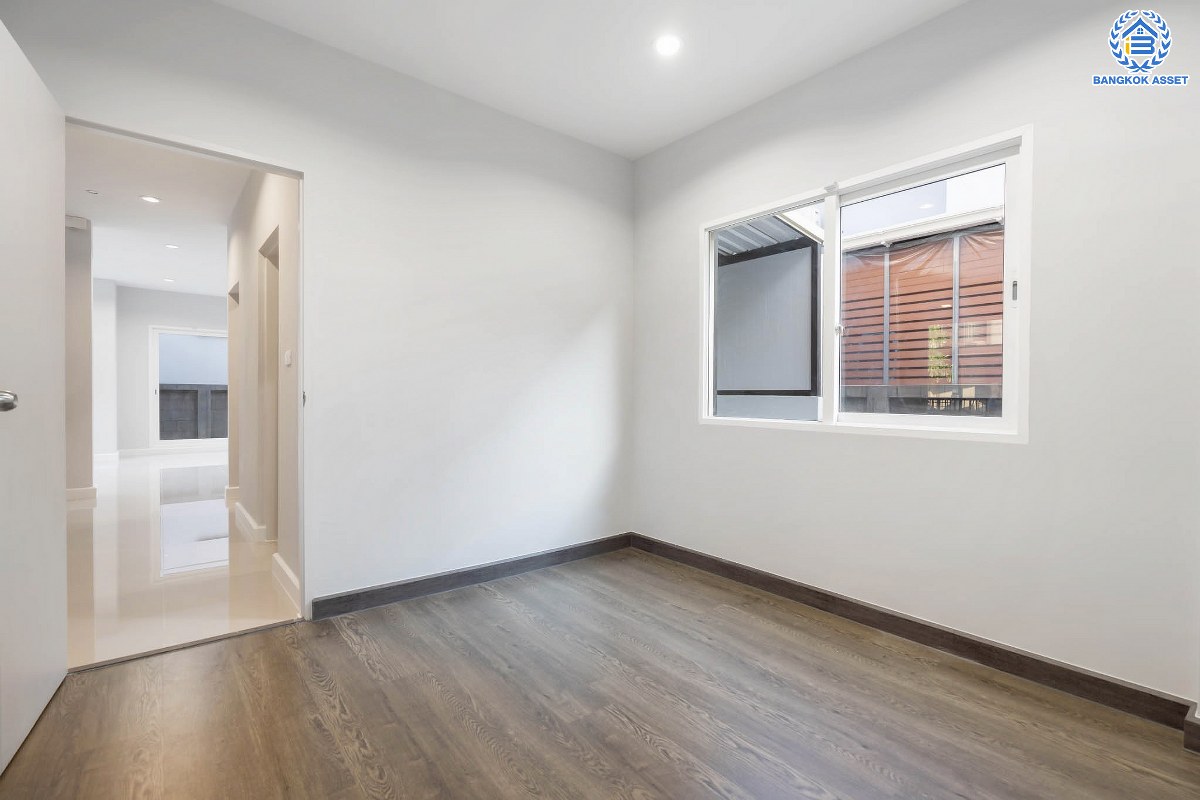 บ้านมือสองตกแต่งใหม่ คุณภาพแบรนด์ AP ม.เดอะซิตี้ ราชพฤกษ์ ตกแต่งหรูหราสไตล์ Modern บนเนื้อที่ 51.6 ตร.ว. ฟังก์ชันจัดเต็ม 4 ห้องนอน 3 ห้องน้ำ 2 ที่จอดรถ รองรับครอบครัวขนาดใหญ่ เชื่อมต่อหลายเส้นทางทั้ง ถ.ราชพฤกษ์ ,ถ.รัตนาธิเบศร์ และถ.กาญจนาภิเษก และเพียง 5 นาทีถึงรถไฟฟ้า "สถานีบางพลู"