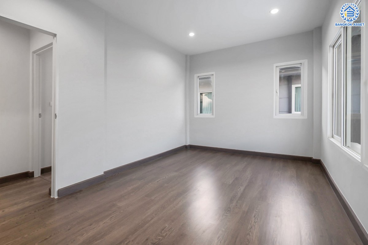 บ้านมือสองตกแต่งใหม่ คุณภาพแบรนด์ AP ม.เดอะซิตี้ ราชพฤกษ์ ตกแต่งหรูหราสไตล์ Modern บนเนื้อที่ 51.6 ตร.ว. ฟังก์ชันจัดเต็ม 4 ห้องนอน 3 ห้องน้ำ 2 ที่จอดรถ รองรับครอบครัวขนาดใหญ่ เชื่อมต่อหลายเส้นทางทั้ง ถ.ราชพฤกษ์ ,ถ.รัตนาธิเบศร์ และถ.กาญจนาภิเษก และเพียง 5 นาทีถึงรถไฟฟ้า "สถานีบางพลู"